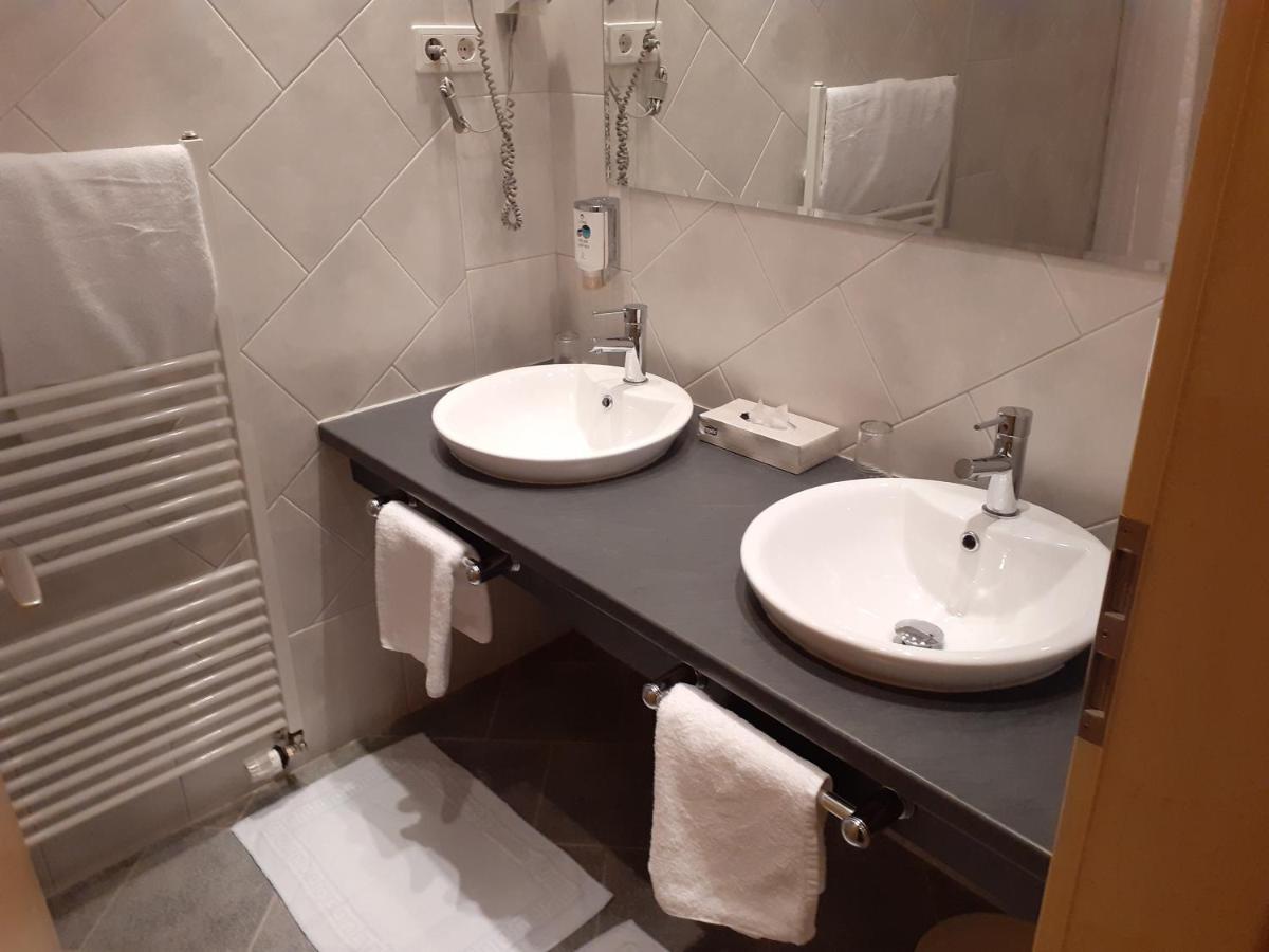 Land-Gut-Hotel Zum Alten Forsthaus - Aufladestation Fuer Elektroautos ヒュルトゲンヴァルト エクステリア 写真