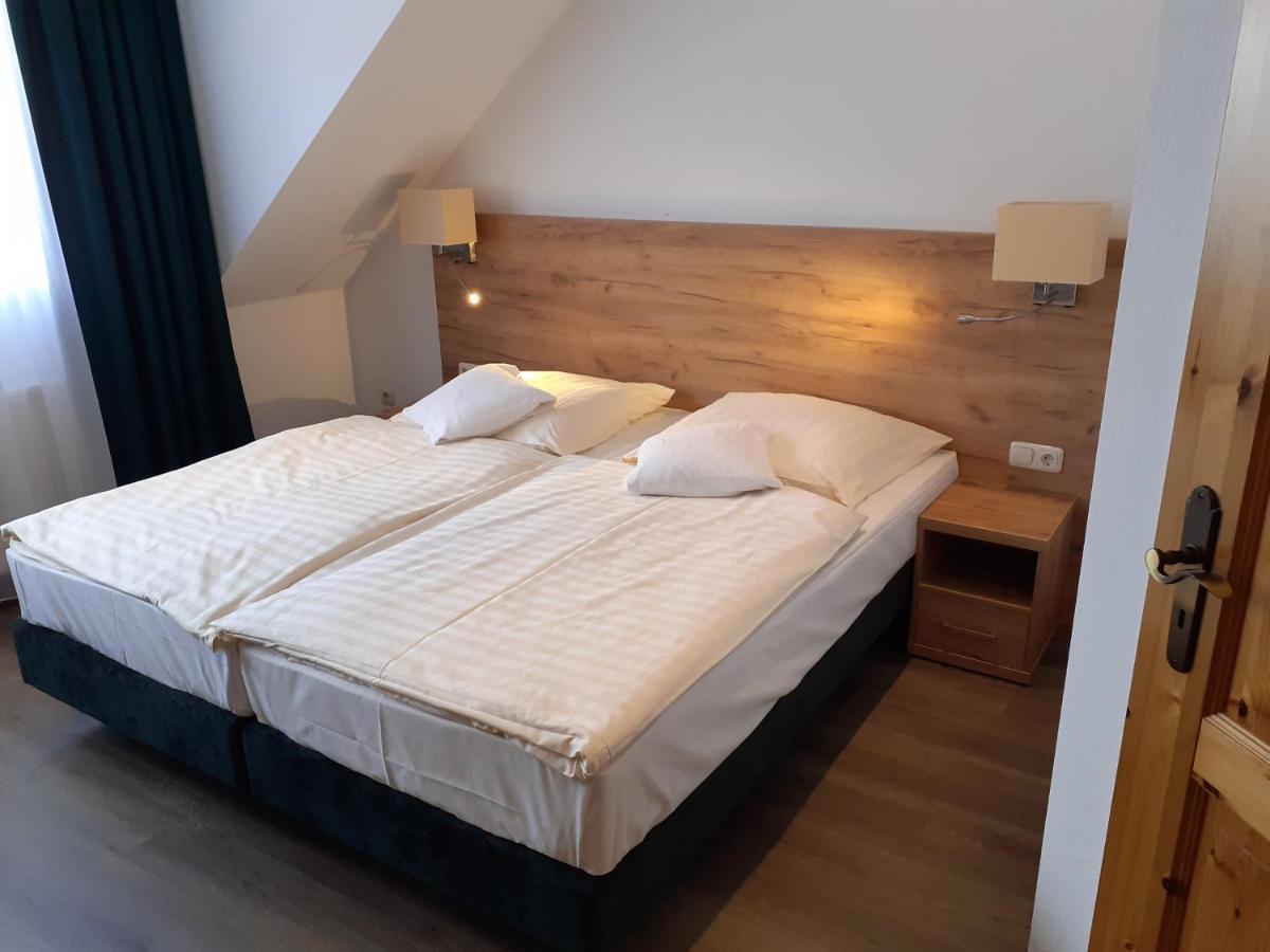 Land-Gut-Hotel Zum Alten Forsthaus - Aufladestation Fuer Elektroautos ヒュルトゲンヴァルト エクステリア 写真