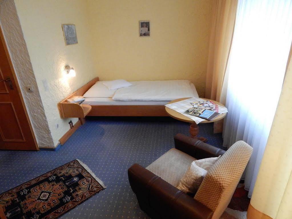 Land-Gut-Hotel Zum Alten Forsthaus - Aufladestation Fuer Elektroautos ヒュルトゲンヴァルト エクステリア 写真
