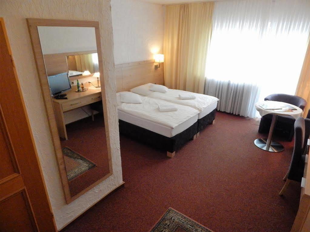 Land-Gut-Hotel Zum Alten Forsthaus - Aufladestation Fuer Elektroautos ヒュルトゲンヴァルト エクステリア 写真