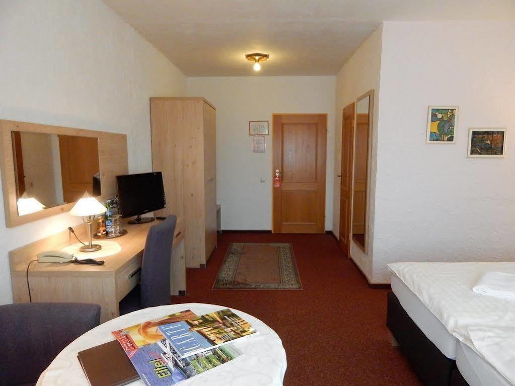 Land-Gut-Hotel Zum Alten Forsthaus - Aufladestation Fuer Elektroautos ヒュルトゲンヴァルト エクステリア 写真