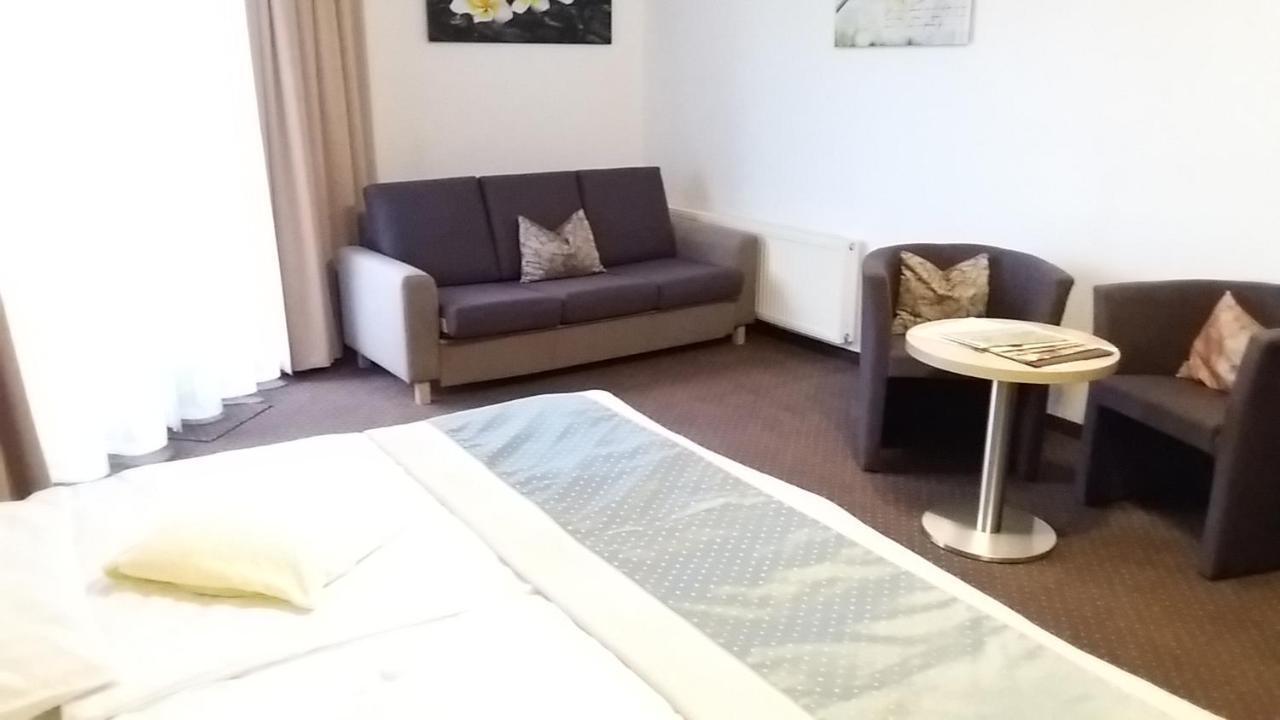 Land-Gut-Hotel Zum Alten Forsthaus - Aufladestation Fuer Elektroautos ヒュルトゲンヴァルト エクステリア 写真