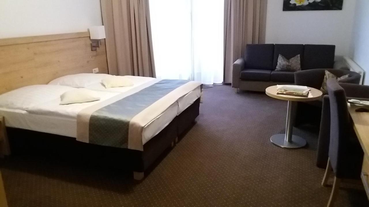 Land-Gut-Hotel Zum Alten Forsthaus - Aufladestation Fuer Elektroautos ヒュルトゲンヴァルト エクステリア 写真